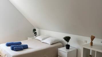 4 bedrooms, iron/ironing board, WiFi (free), bed sheets