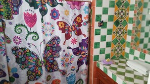 Suihku, pyyhkeet, saippua, vessapaperi