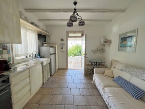 TV - Ostuni Green Hills App. 2 - Panoramic view, charm, veranda and shared jacuzzi (Puglia)