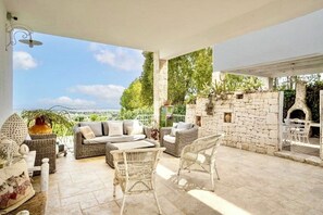 Outdoor dining - Ostuni Green Hills App. 2 - Panoramic view, charm, veranda and shared jacuzzi (Puglia)