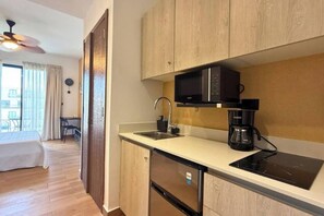 1 bedroom, desk, free WiFi, bed sheets - Bávaro Breeze Retreat · Downtown Punta Cana (Punta Cana)