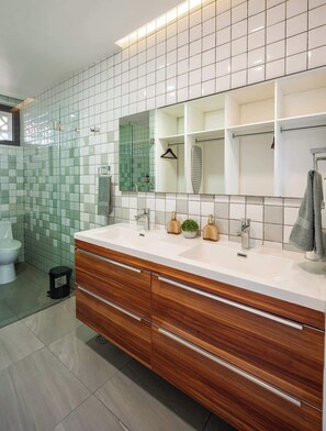 Shower, hair dryer, towels, shampoo - The Border Loft |Trendy Stay on Avenida Revolución (Tijuana)