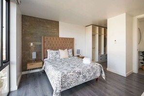 1 bedroom, WiFi, bed sheets - Revolución + Border: Stylish Downtown Suite (Tijuana)