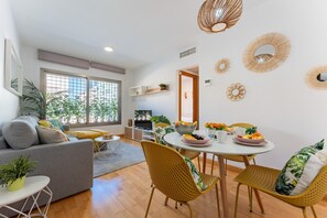 Apartment | Dining - City Apartment for 4 With Parking, Malaga (Málaga)
