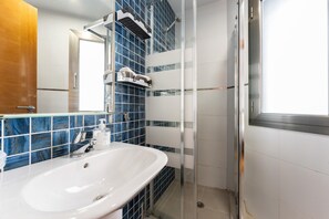 Apartment | Bathroom - City Apartment for 4 With Parking, Malaga (Málaga)