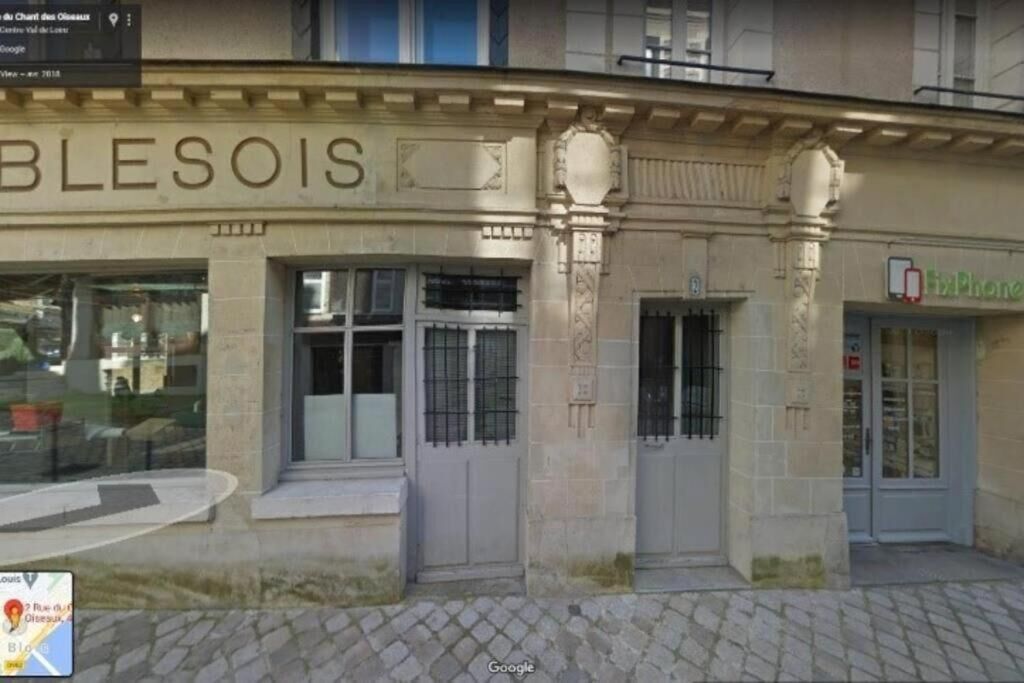 Un bâtiment sur lequel on peut lire l’inscription « BLESOIS », et une devanture de magasin avec une enseigne indiquant « FixPhone ».