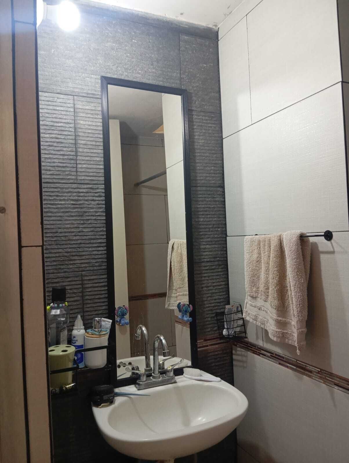 Een douche, een haardroger, zeep, toiletpapier