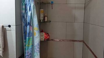 Douche, sèche-cheveux, savon, papier toilette