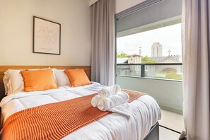 Deluxe Apartment, Kitchen, City View | Laptop workspace, iron/ironing board, free WiFi - Piscina Gym & Rooftop no Jardins - Luxo (São Paulo)