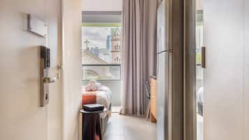 Deluxe appartement, keuken, uitzicht op stad | Een laptopwerkplek, een strijkplank/strijkijzer, gratis wifi