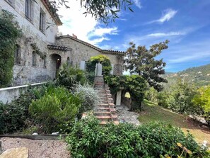 Property grounds - Villa Notre-Dame-des-Fleurs - Luxury in Provence, 6 bedrooms, large swimming pool (Grasse)