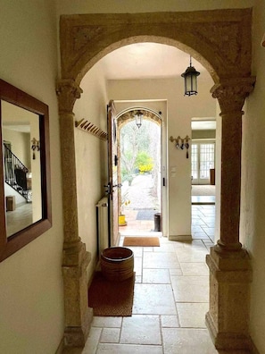 A hallway with an arched doorway, a mirror on the left, and a lantern above the door. - Villa Notre-Dame-des-Fleurs - Luxury in Provence, 6 bedrooms, large swimming pool (Grasse)