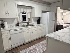 Private kitchen - 3-bedroom house in peaceful McKenzie near Bethel University (McKenzie)