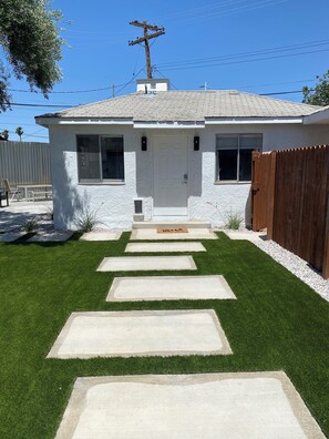 Exterior - Private Bungalow in Downtown Las Vegas (Las Vegas)