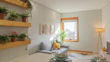 Apartamento superior, vista para a cidade | Área de estar
