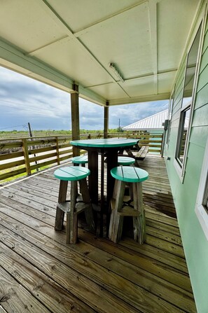 Outdoor dining - Modern Luxury Island Retreat — Family-Friendly with Gulf Views (Grand Isle)