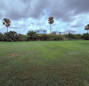 Property grounds - Modern Luxury Island Retreat — Family-Friendly with Gulf Views (Grand Isle)