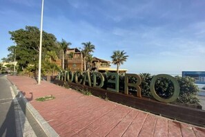 Un camino pavimentado con un letrero que dice 'HOCADERO'.