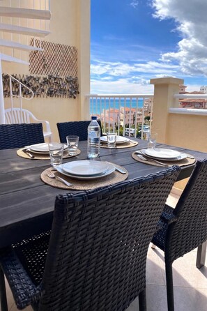 Outdoor dining - Private sea-view rooftop with BBQ - 2 sunny terraces (Benalmádena)