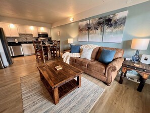 Smart TV, books - Couple's Getaway-Walk to the Branson Landing (Branson)