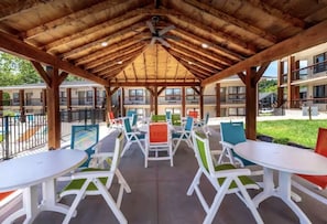 Outdoor dining - Couple's Getaway-Walk to the Branson Landing (Branson)
