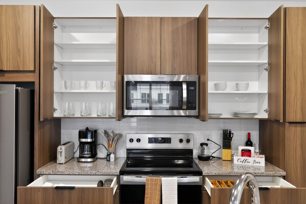 Refrigerador, microondas, horno y parrilla de estufa 