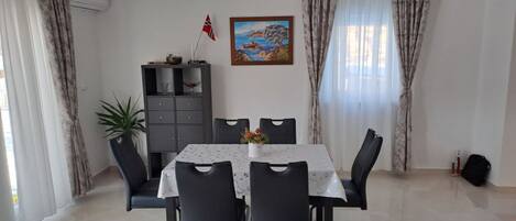 Apartment (Two Bedroom Apartment) | Esszimmer