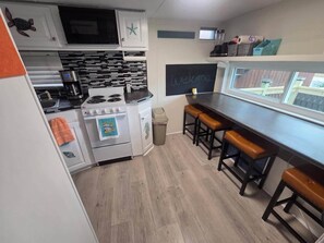Fridge, microwave, stovetop - 1603 Ocean Lakes Pet Friendly Golf Cart⛱️🏝️🩱🌊👙☀️🐚 (Myrtle Beach)