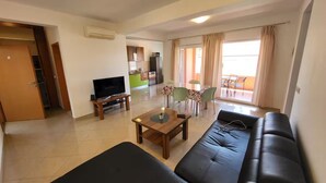 公寓 (Two bedroom apartment I) | 客廳 | 32-吋平面電視，提供數位頻道