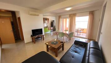 Căn hộ (Two bedroom apartment I) | Phòng khách | TV màn hình phẳng 32-inch có truyền hình kỹ thuật số