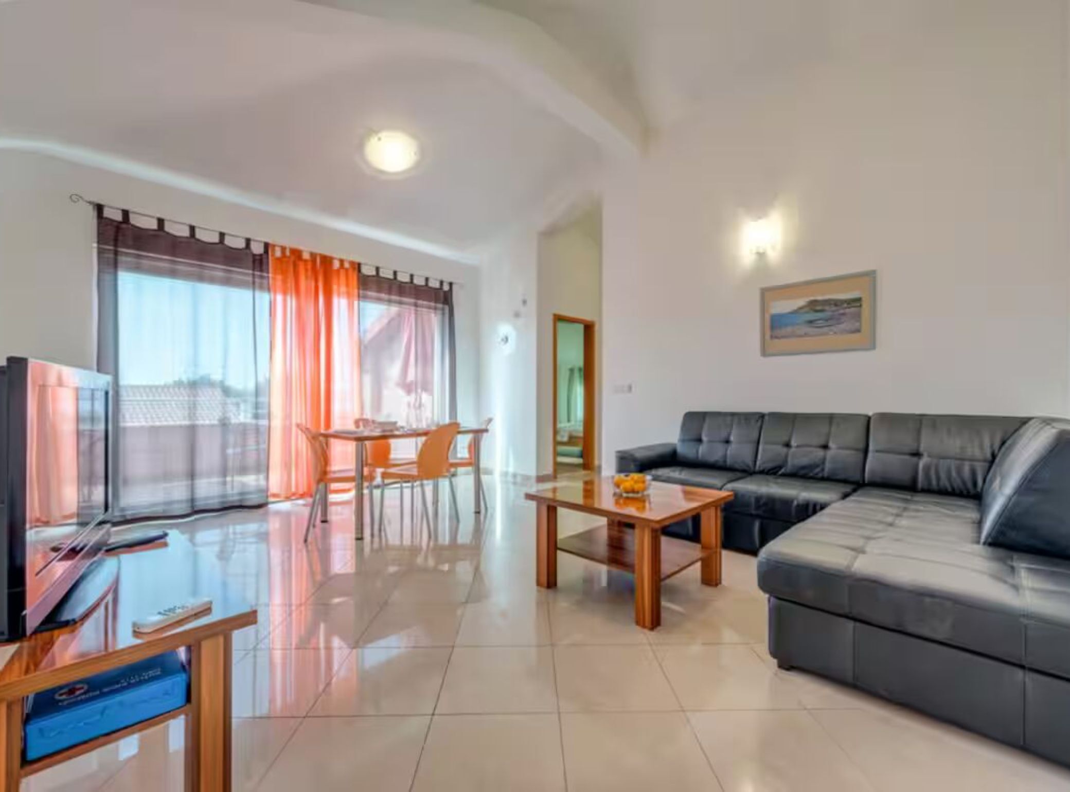 Căn hộ (Two bedroom apartment III) | Phòng khách | TV màn hình phẳng 32-inch có truyền hình kỹ thuật số 