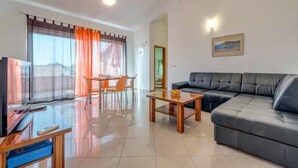 公寓 (Two bedroom apartment III) | 客廳 | 32-吋平面電視，提供數位頻道