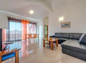 Apartment (Two bedroom apartment III) | Living room | 32-inch flat-screen TV with digital channels - Mise Holiday Apartments (Kastela)