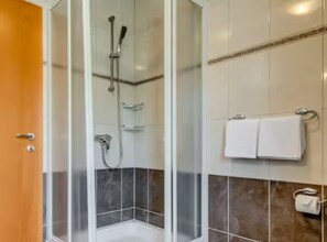 Apartment (Two bedroom apartment II) | Bathroom | Shower, towels - Mise Holiday Apartments (Kastela)