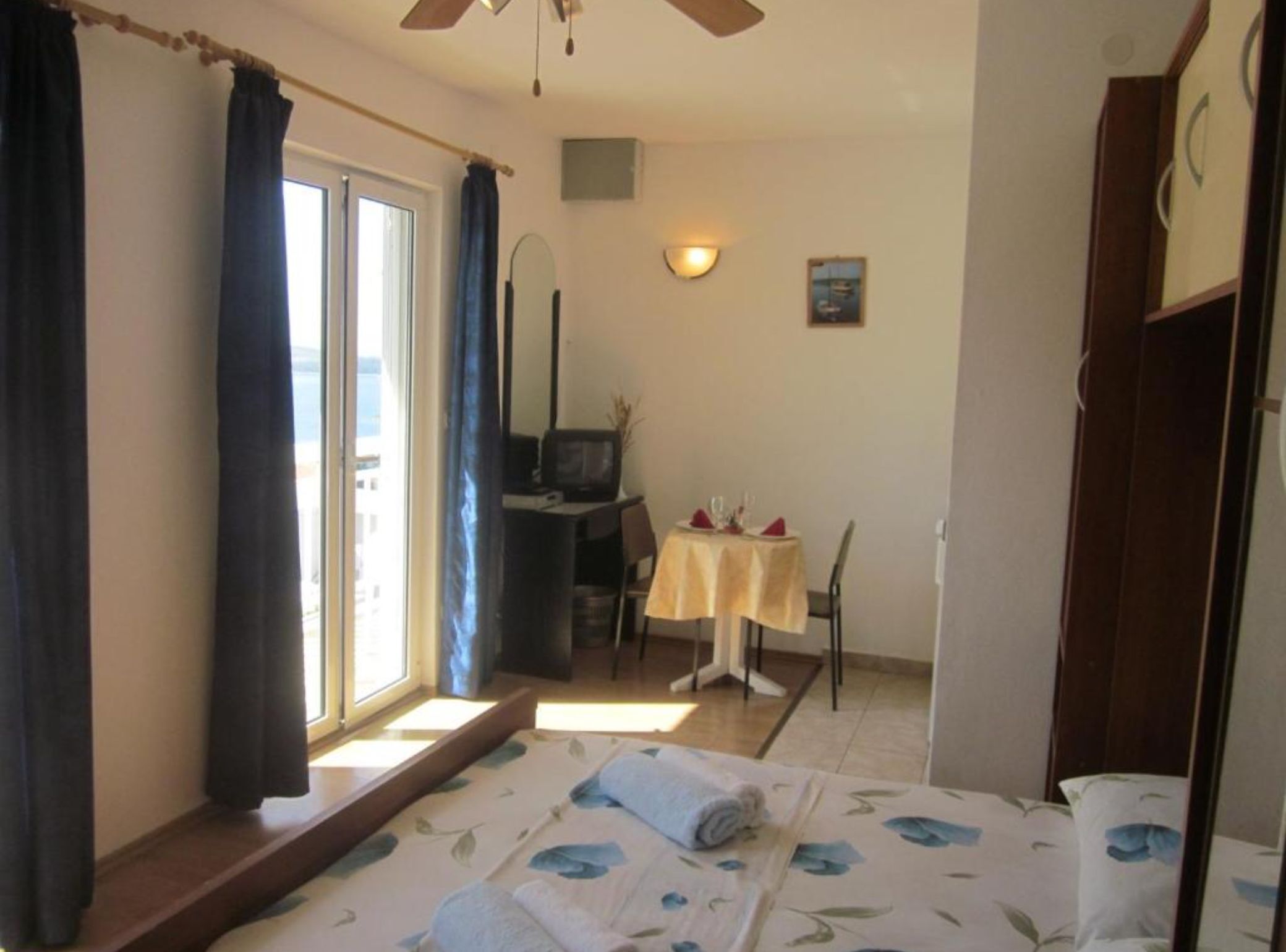 双人房 (Double Room with sea view R1) | 6 多间卧室