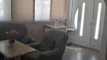 Apartment ((Ap2(One-Bedroom Apartment with Terac) | Wohnzimmer | 32-Zoll-Flachbildfernseher mit Digitalempfang
