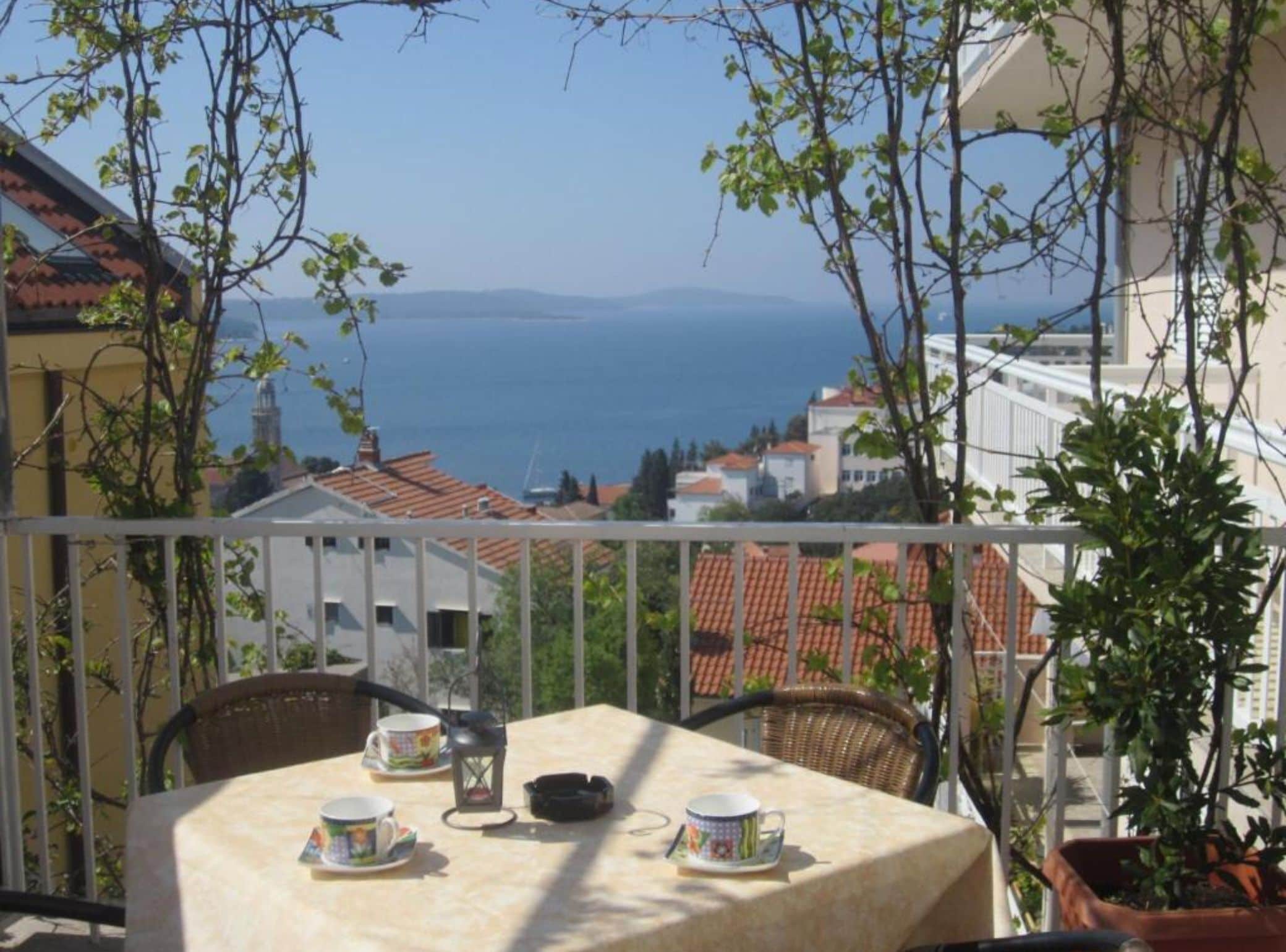 Appartement (Apt 1) One-Bedroom Apartment with Ter) | Balcon