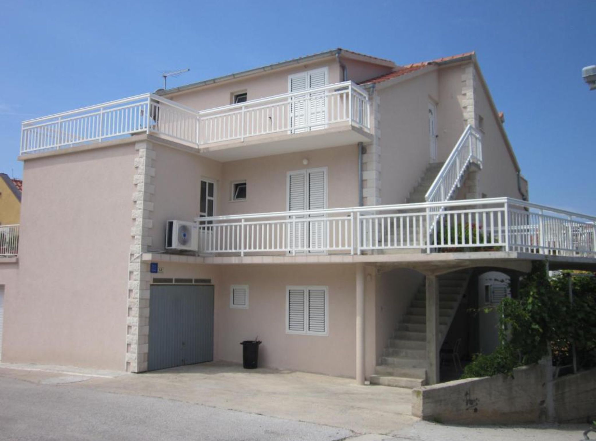 Apartment (Apt 1) One-Bedroom Apartment with Ter) | Exterior