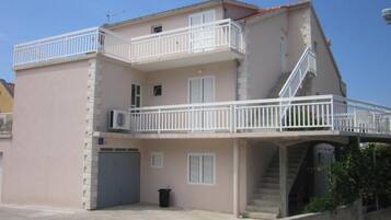 Apartment (Apt 1) One-Bedroom Apartment with Ter) | Exterior