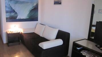 Leilighet (Apt 1) One-Bedroom Apartment with Ter) | Oppholdsrom | En 32-tommers Flatskjerm-TV med digitale kanaler