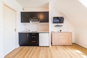 Private kitchen - Charming studio apartment in a bourgeois house (Guingamp)