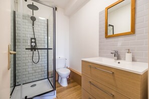 Chuveiro, secador de cabelo, toalhas de banho 