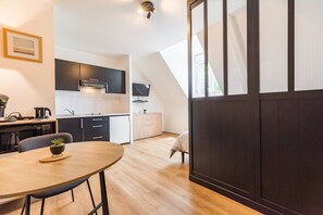 Dining - Charming studio apartment in a bourgeois house (Guingamp)