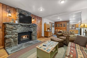 Living area - Grizzly Bear Creek Cabin (Keystone)