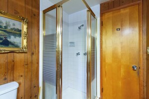Shower - Lakefront in Bass Lake Willow Cove with dock (Bass Lake)