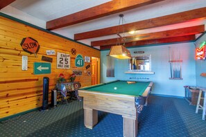 Games room - Lakefront in Bass Lake Willow Cove with dock (Bass Lake)