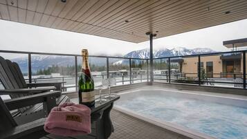 Banyera d'hidromassatge a l'aire lliure