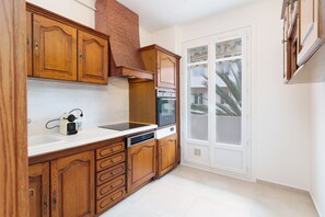 Fridge, microwave, oven, stovetop - Classic French & Modern Comfort in Cannes (Cannes)