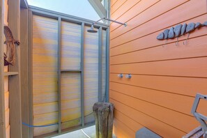 Interior - Walk to Shore: Group Getaway in Crystal Beach! (Crystal Beach)