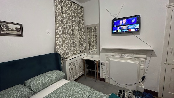 4 bedrooms, iron/ironing board, free WiFi, bed sheets